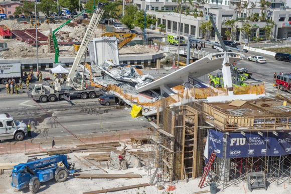 Vista general del puente para peatones que se ha derrumbado hoy, jueves 15 de marzo de 2018, en las cercanías de la Universidad Internacional de Florida (FIU) en Miami (Florida, EE.UU.). Varias personas murieron al derrumbarse un puente para peatones rec