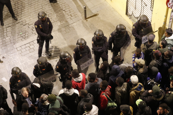 Policías antidisturbios intentan calmar la tensión