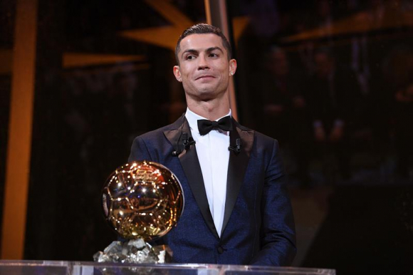 Cristiano Ronaldo recibe su quinto Balón de Oro