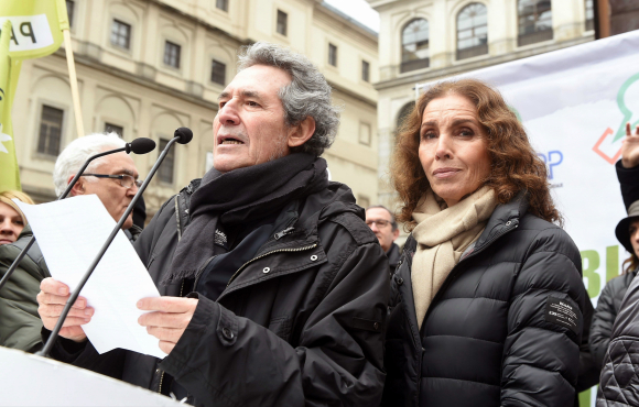 Los cantantes Miguel Ríos y Ana Belén intervienen en la manifestación por unas pensiones dignas. EFE/FERNANDO VILLAR