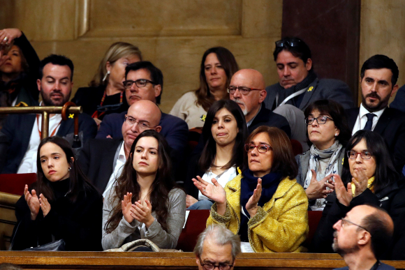 La esposa de Jordi Turull, Blanca Bragulat (de amarillo), sus hijas Marta (1i) y Laura (2i), y la esposa de Josep Rull, Meritxell Lluís (2d-segunda fila), entre otros  EFE/Alberto Estévez