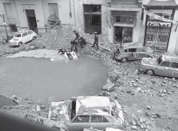 Imagen sobre el atentado contra Carrero Blanco incluida en el temario.