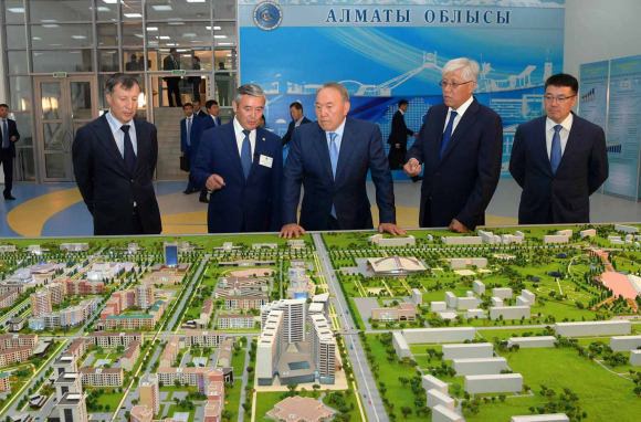 El presidente de Kazajistán durante la presentación del proyecto.
