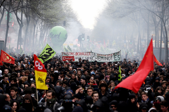 Manifestantes protestan durante la huelga de trabajadores de la estatal Sociedad Nacional de Ferrocarriles (SNCF)