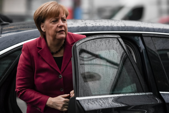 La canciller alemana y presidenta de la Unión Cristianodemócrata (CDU), Angela Merkel, a su llegada a una nueva ronda de conversaciones para la formación de gobierno en la sede de su partido en Berlín (Alemania) hoy, 26 de enero de 2018. EFE/ Clemens Bila