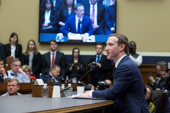El fundador y presidente ejecutivo de Facebook, Mark Zuckerberg (d), testifica ante el Comité del Congreso sobre Energía y Comercio sobre "Transparencia y el uso de información del usuario", en el Capitolio de Washington DC (Estados Unidos) hoy, 11 de abr