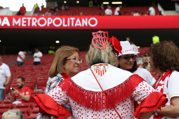 La afición del Sevilla en el Wanda Metropolitano, en Madrid, antes de comenzar la final de la Copa del Rey que juegan esta noche el Sevilla FC y el FC Barcelona. EFE/Kiko Huesca