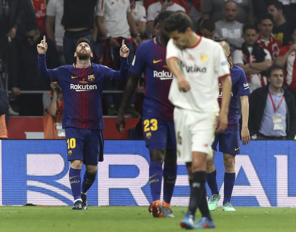 El delantero argentino del Barcelona Lionel Messi (i) celebra el segundo gol