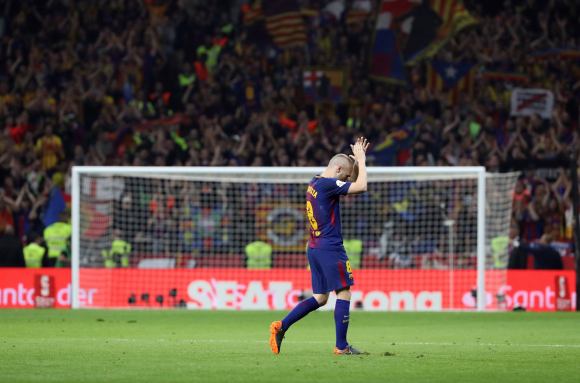 El fútbol regala a Iniesta una noche mágica en su última final con el Barça