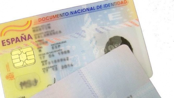 Un documento nacional de identidad de España.