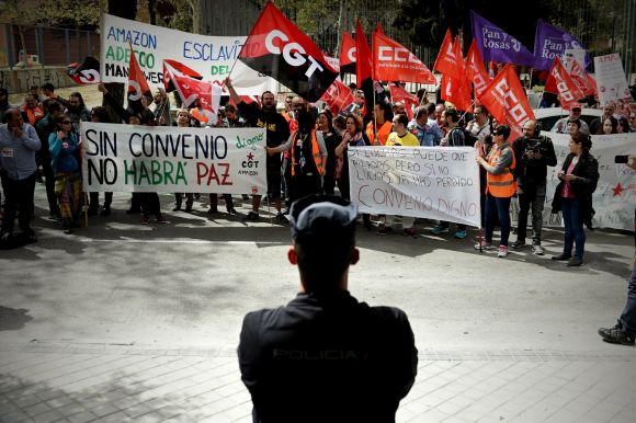 Los trabajadores de Amazon se han manifestado en el centro de Madrid para reclamar la recuperación del antiguo convenio específico (EFE/ Fernando Villar)
