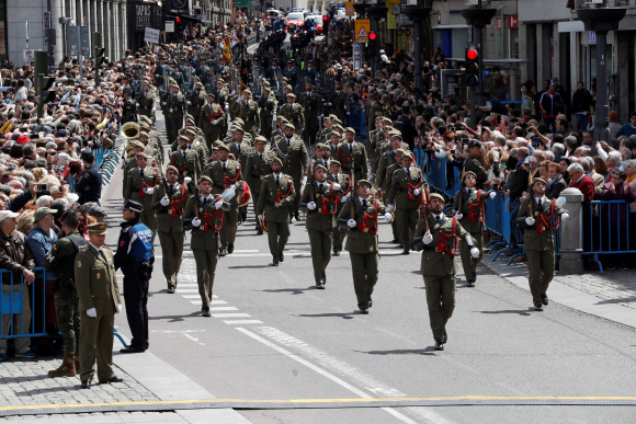 Desfile militar por el Dos de Mayo.