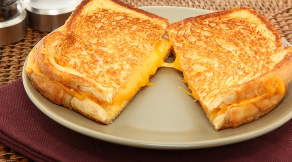 Fotografía de un sándwich de queso fundido con mayonesa.
