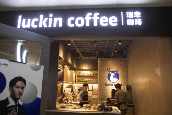 Luckin quiere acabar con el reinado de Starbucks en China
