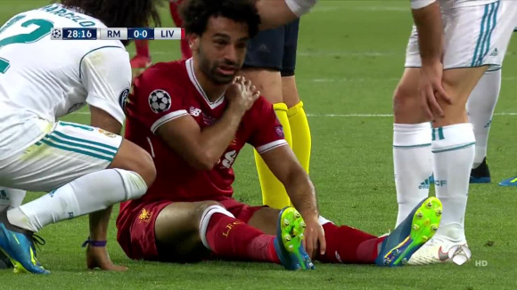 Salah desconsolado antes de abandonar el campo
