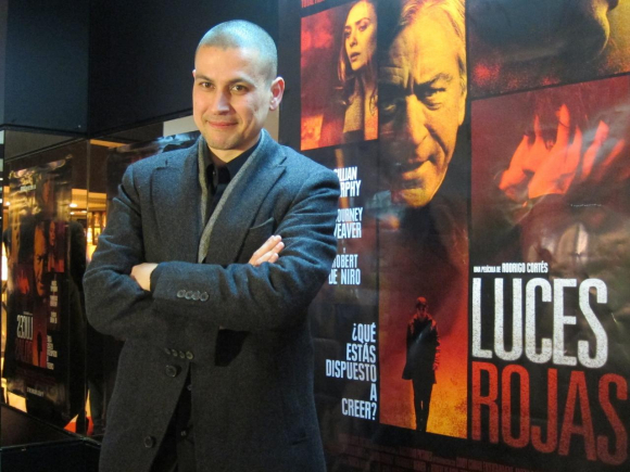Rodrigo Cortés estrena este viernes 'Luces rojas', una "bomba de relojería" en la que dirige a Robert De Niro