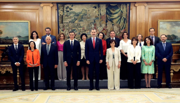 El rey Felipe VI con el nuevo Gobierno de Pedro Sánchez.