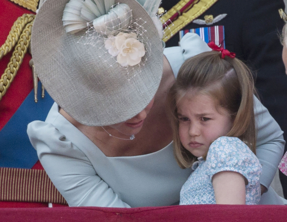 Kate intenta consolar a su hija
