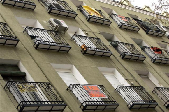 Carteles de viviendas en venta en un inmueble de Madrid. EFE/Archivo