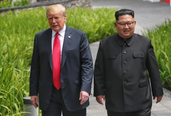 Donald J. Trump y Kim Jong-un dan un paseo por los jardines del hotel Capella