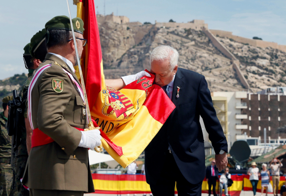 El exministro de Asuntos Exteriores José Manuel García-Margallo jura bandera en un acto civil organizado en el Puerto de Alicante. EFE/Manuel Lorenzo