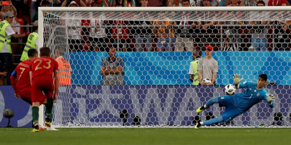 Fotografía de Alireza Beiranvand parando el penalti a Cristiano Ronaldo.