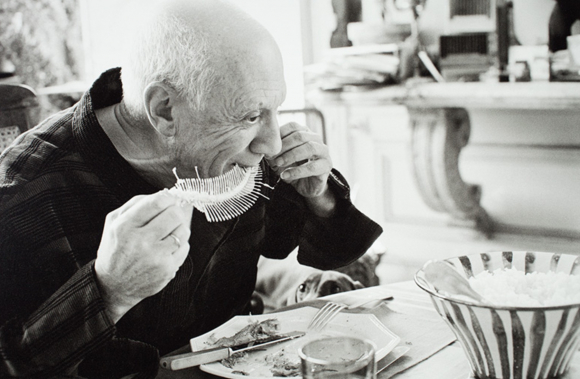 Picasso mientras come.