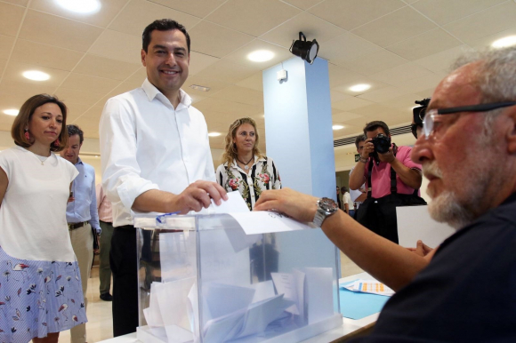 Juanma Moreno, en el momento de ejercer su derecho a voto.