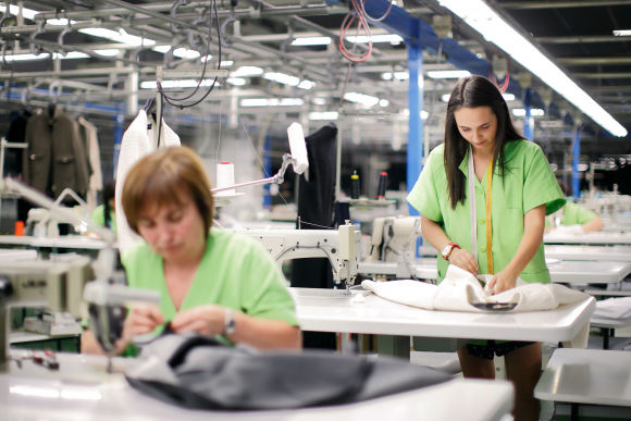 Imagen de trabajadoras de una fábrica de Inditex