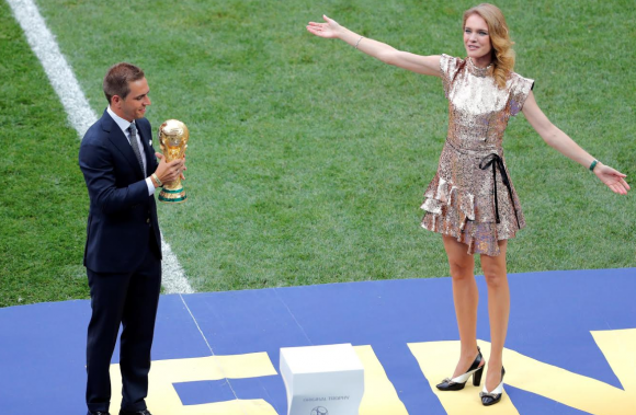 El exfutbolista alemán Philipp Lahm (i) y la modelo rusa Natalia Vodianova (d) portan el trofeo del Mundial antes del partido Francia-Croacia, final del Mundial de Fútbol de Rusia 2018, en el Estadio Luzhnikí de Moscú, Rusia, hoy 15 de julio de 2018. EFE/