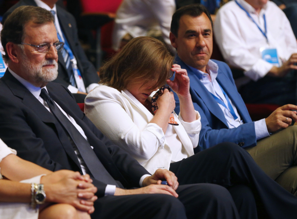 Mariano Rajoy junto a su mujer, emocionada