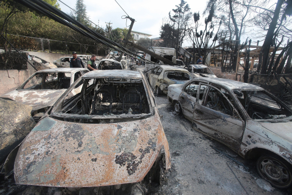 Imágenes de coches calcinados después de los violentos incendios