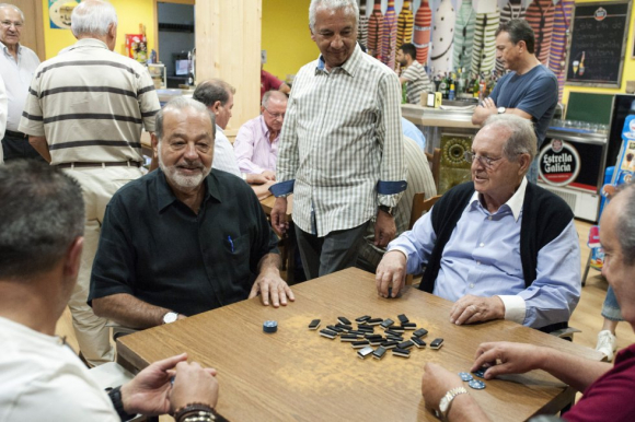 Los empresarios mexicanos Carlos Slim (i), el sexto hombre más rico del mundo, y Olegario Vázquez Raña (d) juegan una partida de dominó.