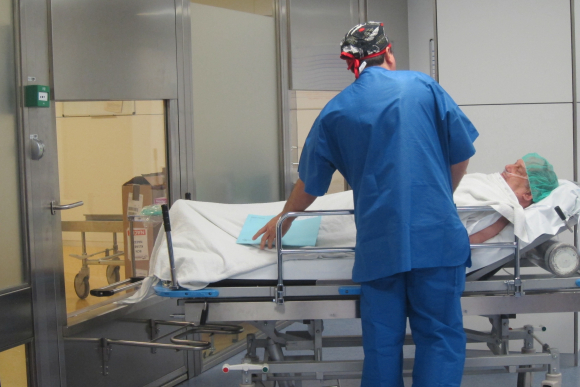 Paciente que sale de quirófano y es trasladado en el Hospital Val