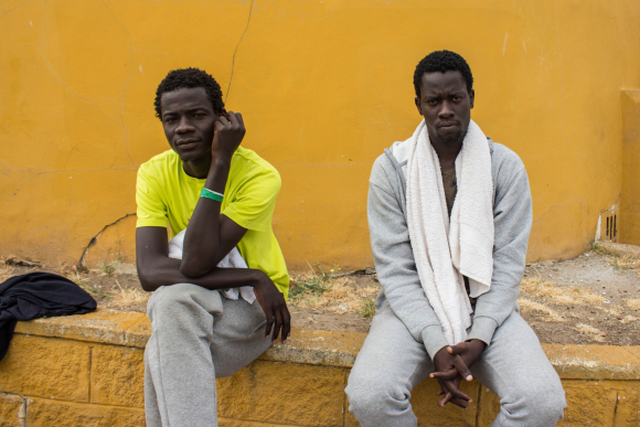 A la izquierda, Amadou, ingeniero, posa en el pabellón de El Saladillo con su amigo Moussa, futbolista. Los dos vienen de Senegal.