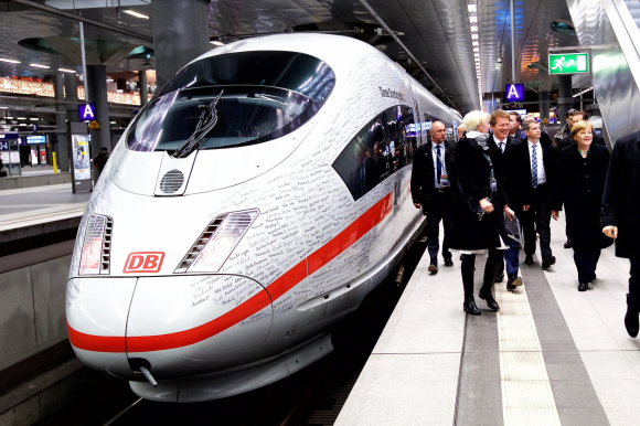 La canciller alemana, Angela Merkel (d), a su salida del tren de alta velocidad ICE de la compañía ferroviaria estatal Deutsche Bahn (EFE/ Steffens)