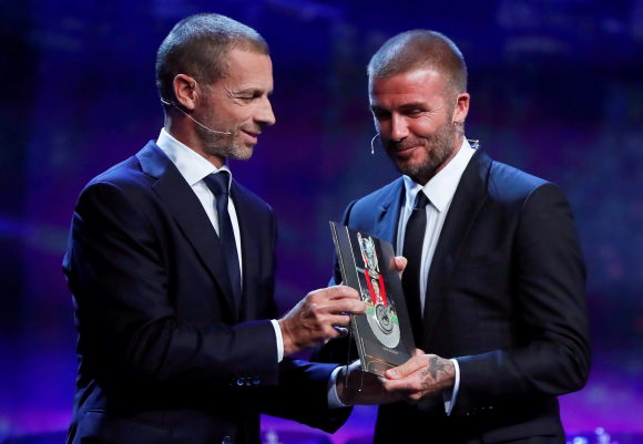 Beckham recoge el premio de la UEFA por su labor en el fútbol