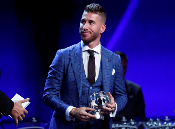 Sergio Ramos recibe el trofeo al mejor defensa de la pasada temporada de la Liga de Campeones