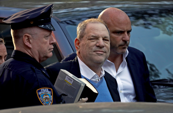Harvey Weinstein a su llegada a una comisaría de Nueva York