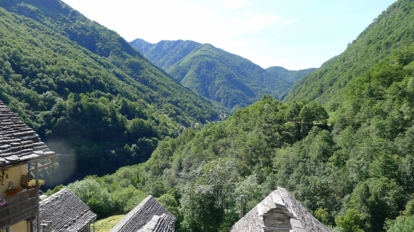 Vista del valle Verzasca desde Corippo.
