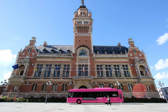 Uno de los autobuses gratuitos pasa por el ayuntamiento de la ciudad. / Ayuntamiento de Dunkerque