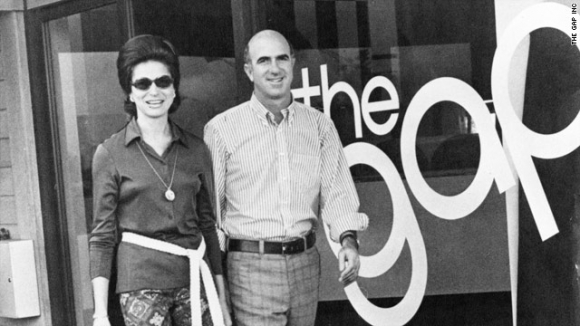 Fotografía de Don y Doris Fisher ante la primera tienda de Gap.
