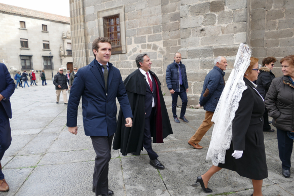 Pablo casado accede a la Catedral de Ávila