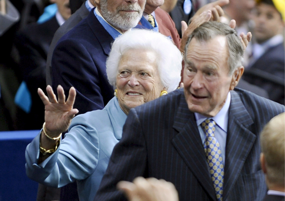 George H.W. Bush (R) and former First Lady Barbara Bush