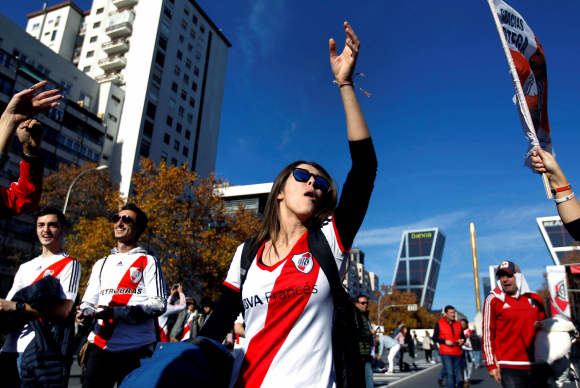 Aficionados del River Plate en la Zona de aficionados habilitada junto a la calle Raimundo Fernández Villaverde en Madrid. EFE/Paolo Aguilar