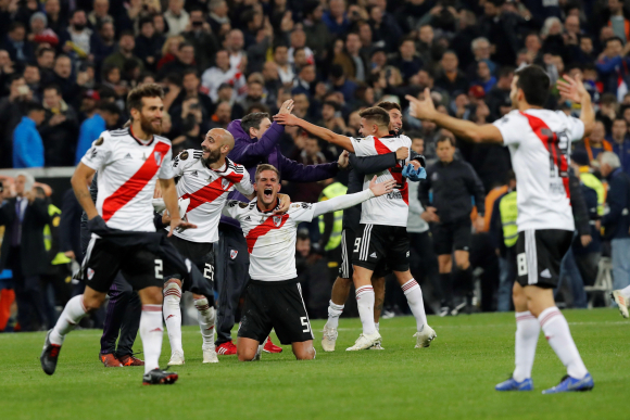 Los jugadores de River Plate celebran su victoria ante Boca Juniors en el partido de vuelta de la final de la Copa Libertadores que ambos equipos han jugado esta noche en el estadio Santiago Bernabeu de Madrid, y que terminó con la victoria de River Plate