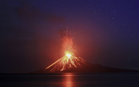 La erupción del volcán Krakatoa desde la distancia (EFE)