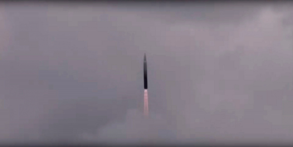 Captura de video de archivo facilitada el 19 de julio de 2018 por el Ministerio de Defensa ruso que muestra las maniobras de un sistema estratégico intercontinental Avangard en territorio ruso.