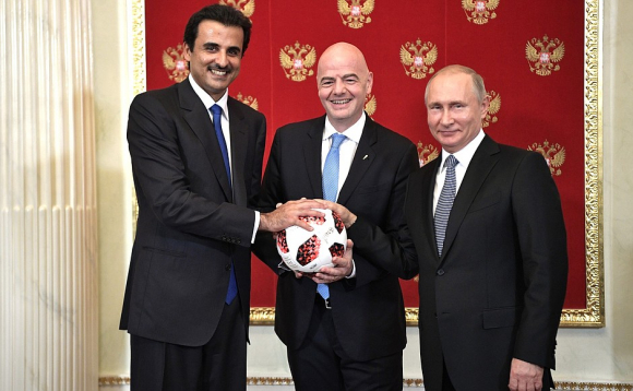 El emir de Catar Tamim bin Hamad Al Zani recibe el testigo del Mundial 2022. / Kremlin