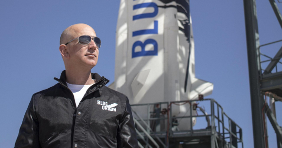 Jeff Bezos posa junto a uno de sus cohetes. / Blue Origin